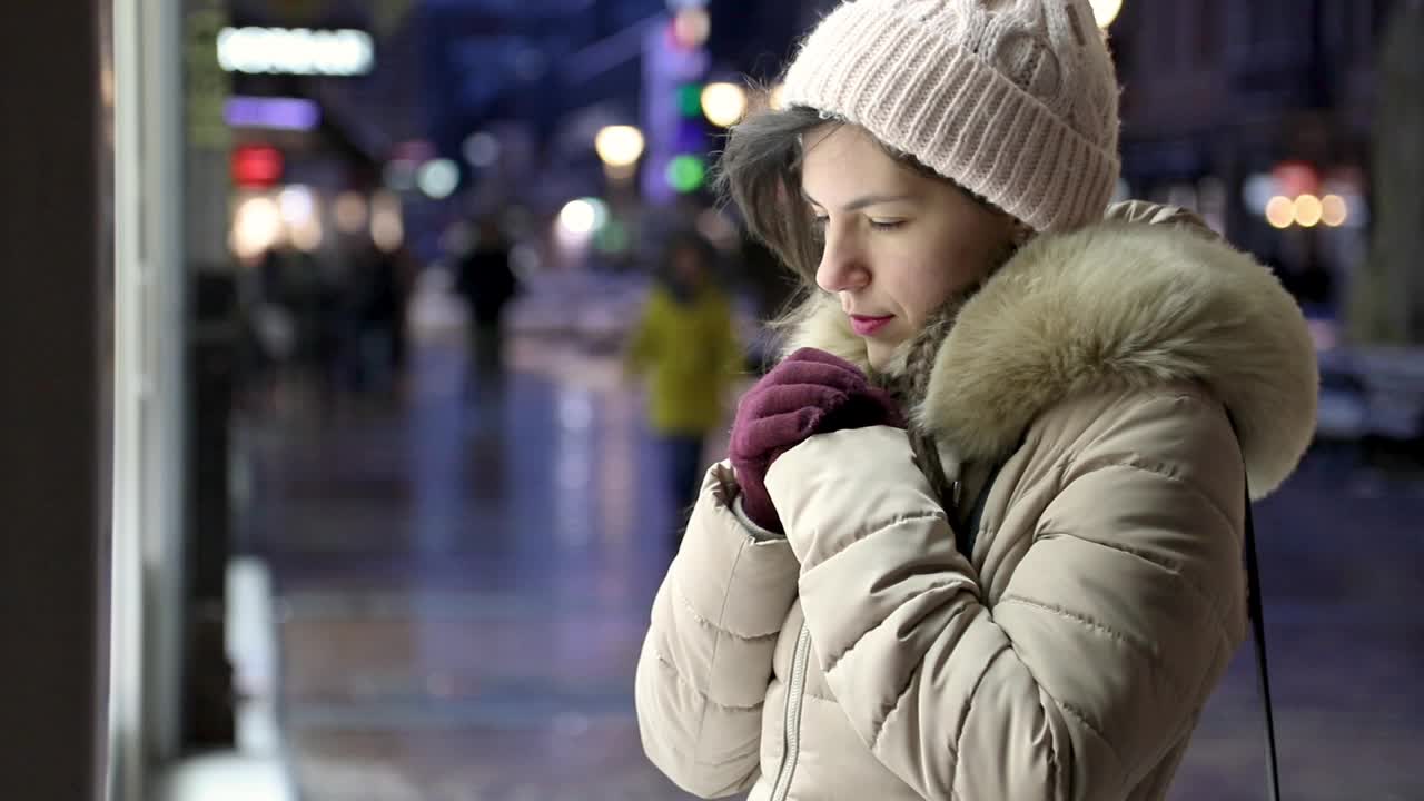 女人觉得市区很冷视频素材