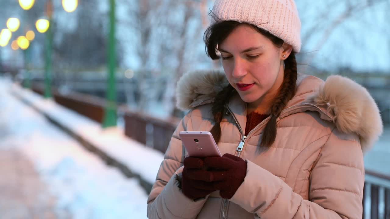 女人收到令人震惊的消息视频素材