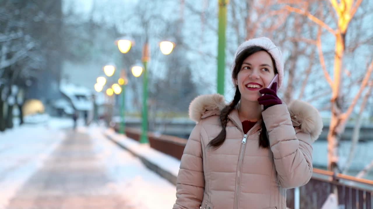 女人在打电话视频素材