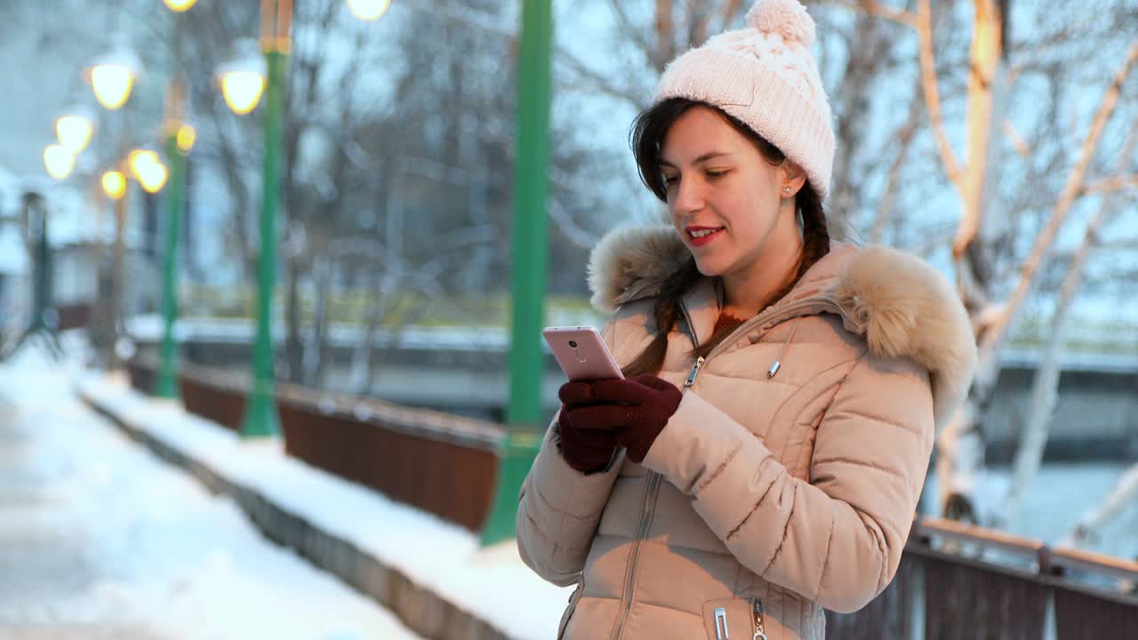 冬天在户外打字的女人视频素材