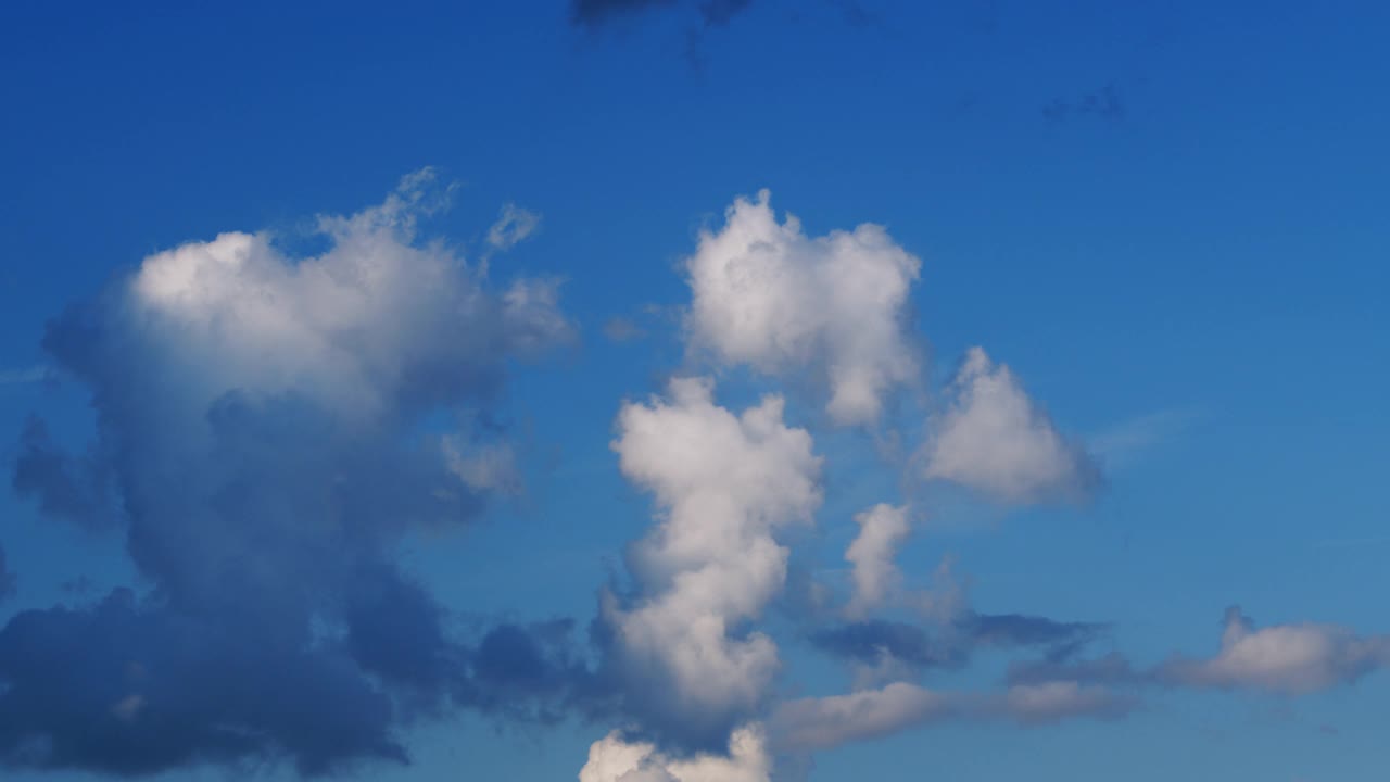 积雨云cloudscape。蓬松的白云。自然天气蓝天视频素材