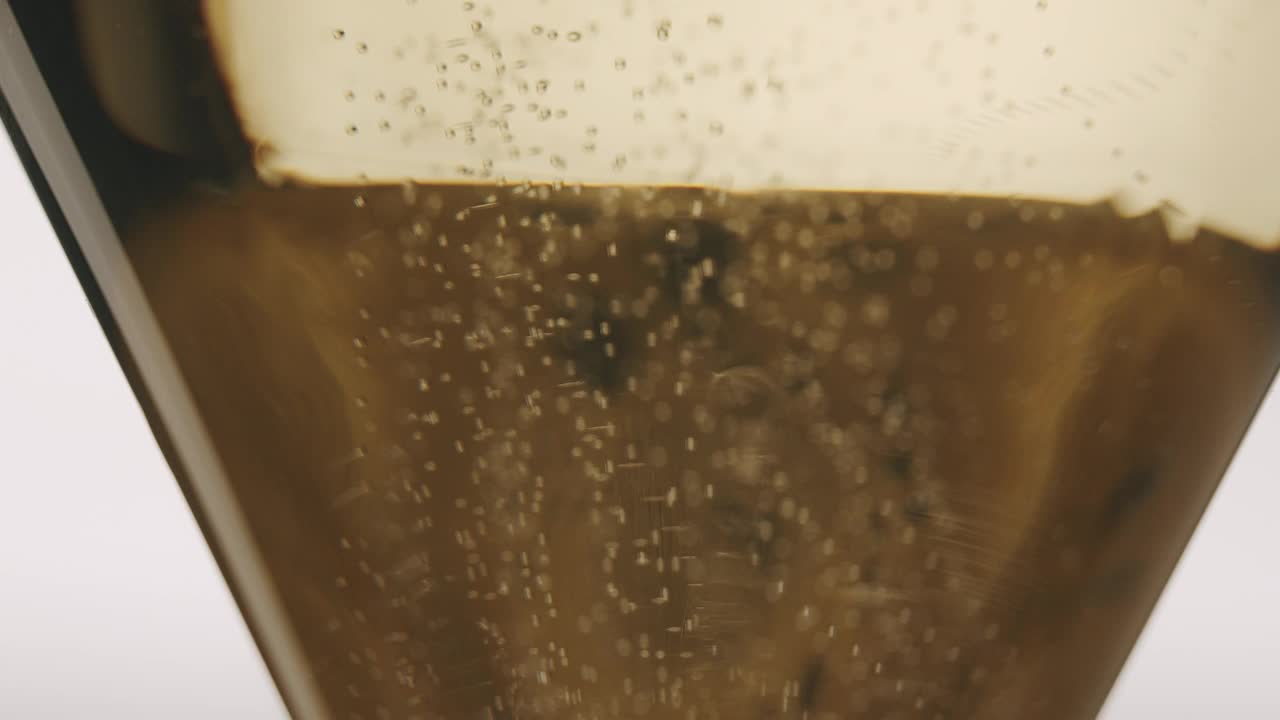 在白色背景的香槟杯泡沫，关闭宏观泡沫视频素材