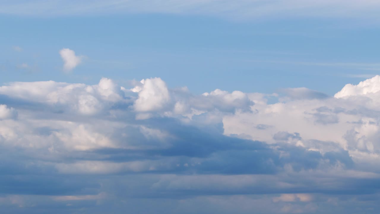 蔚蓝色的天空，气势磅礴，令人惊叹。蓬松的白云。积雨云cloudscape视频素材