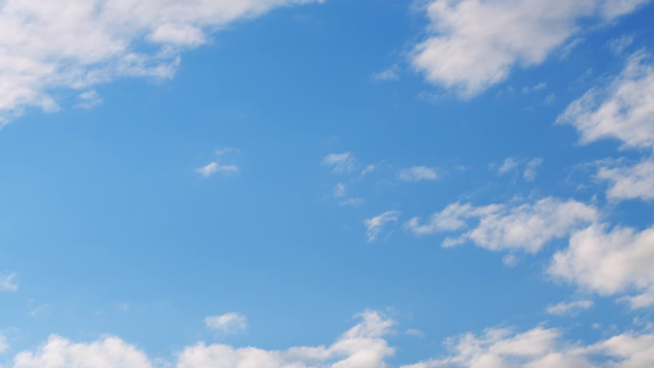 自然天气蔚蓝的天空。白云与蓝天为背景。热带夏日阳光明媚，阳光灿烂视频素材