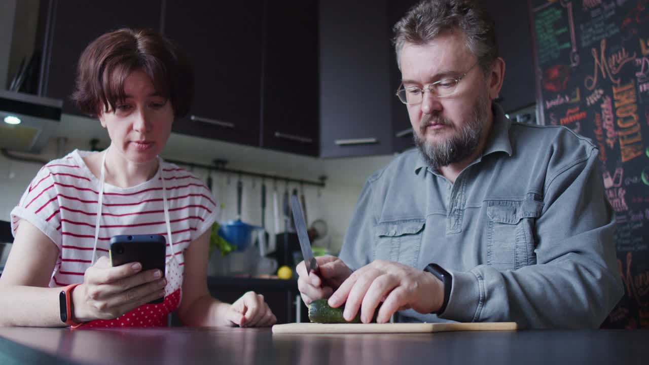 成熟的夫妇一起准备食物视频素材