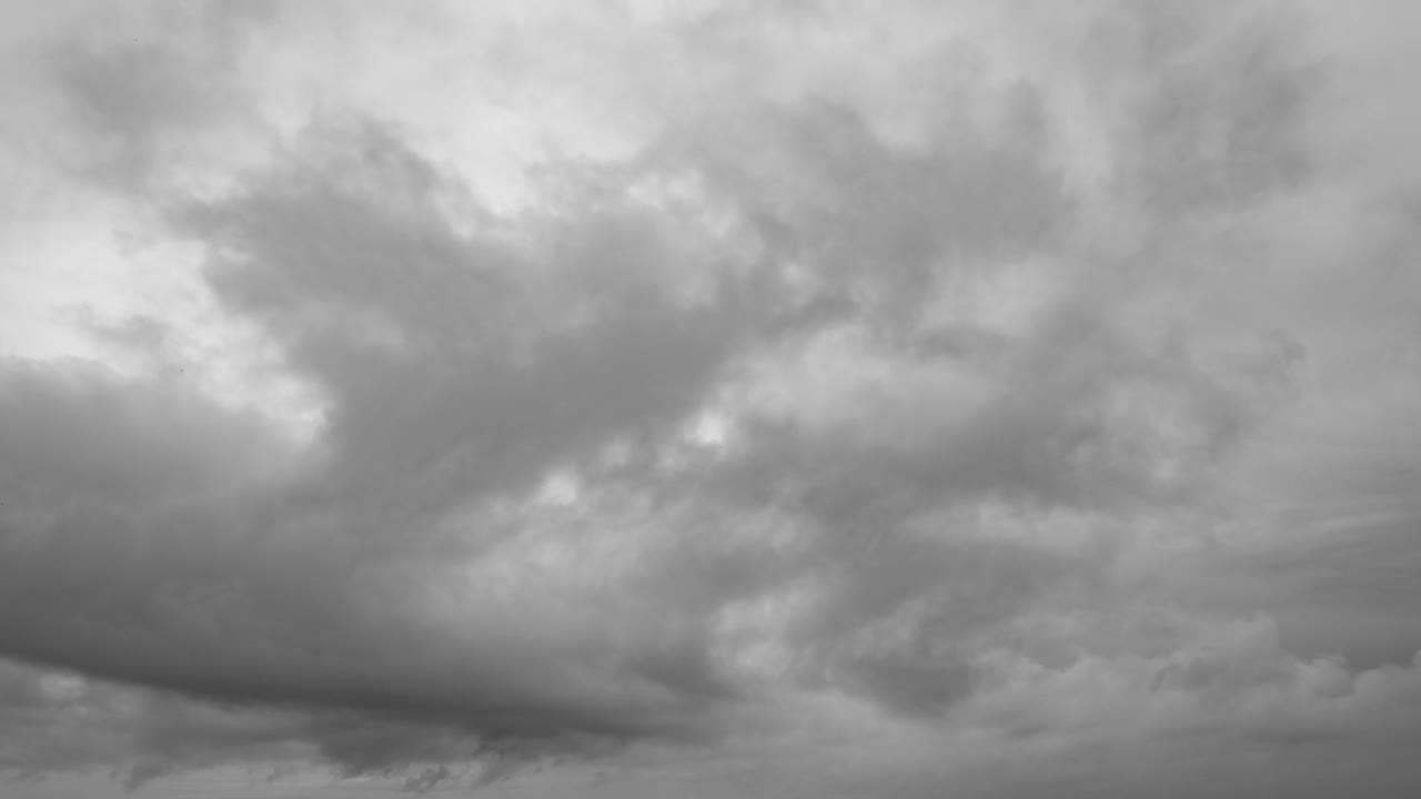 时间流逝的戏剧性的乌云天空与雷电风暴和下雨在晚上。抽象自然景观背景。视频素材