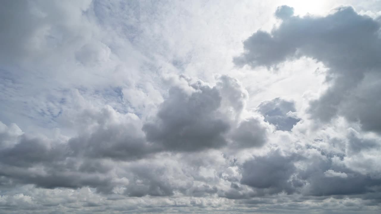 时间流逝的戏剧性的乌云天空与雷电风暴和下雨在晚上。抽象自然景观背景。视频素材