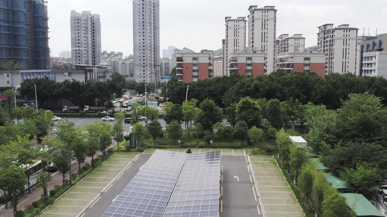 用太阳能板把停车场建在屋顶上视频素材