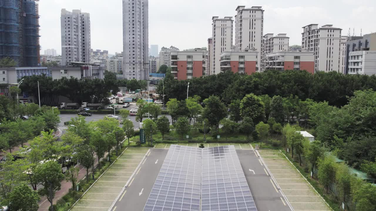 以太阳能电池板为屋顶的电动汽车充电站鸟瞰图视频素材