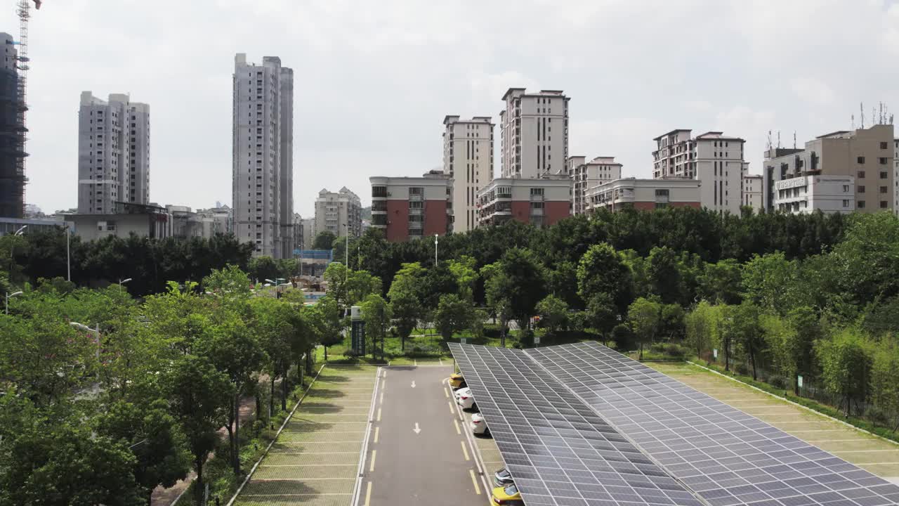 屋顶上有太阳能板的社区停车场鸟瞰图视频素材