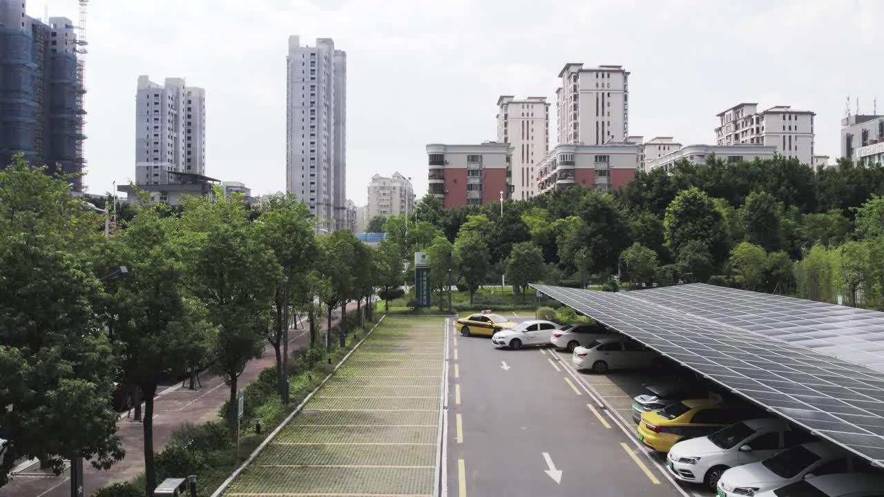 屋顶上有太阳能板的社区停车场鸟瞰图视频素材