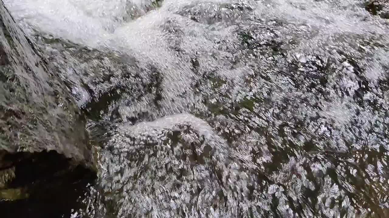 喀拉拉邦旅游胜地的野生溪流中，水流从岩石上落下的令人惊叹的景象视频素材