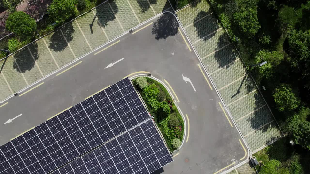 停车场的太阳能板屋顶和车道鸟瞰图视频素材