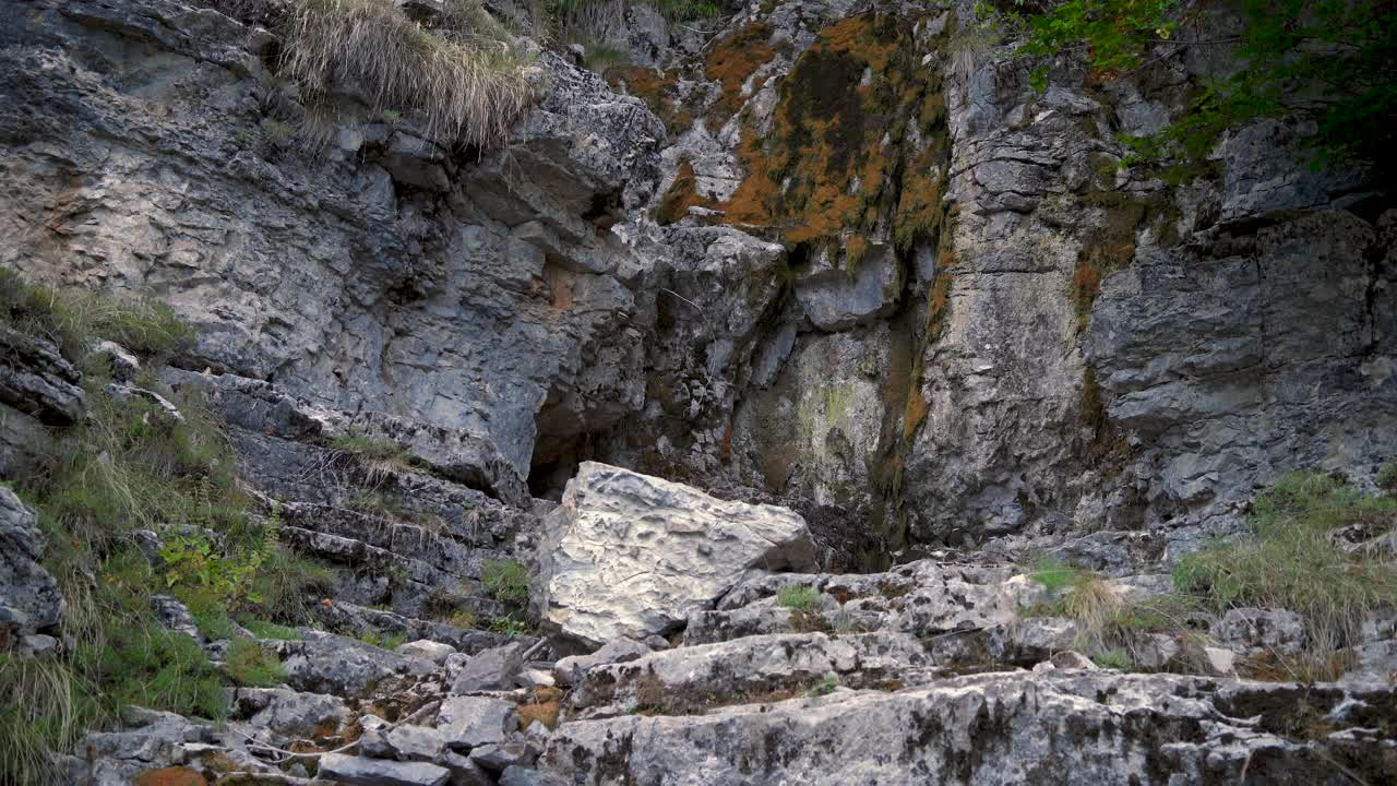 背着双肩包、拄着登山杖的徒步旅行者在落基山脉中行走。视频下载