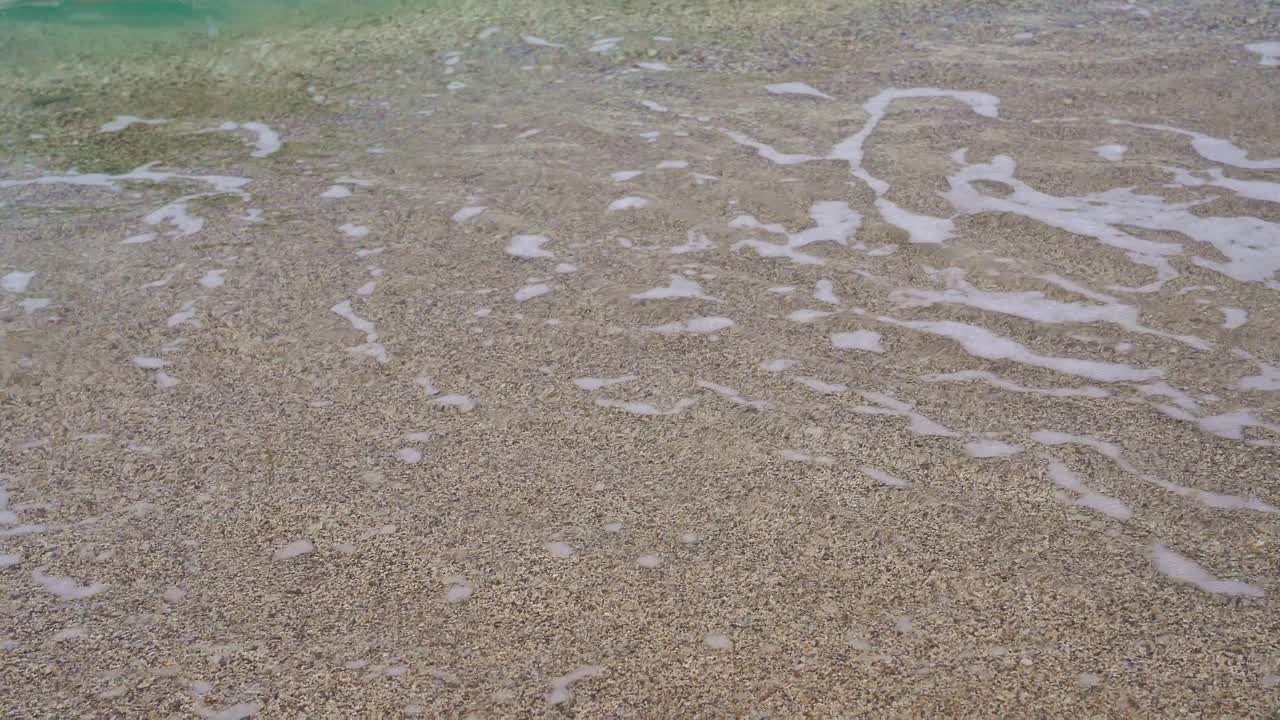 海浪拍打着沙滩视频素材