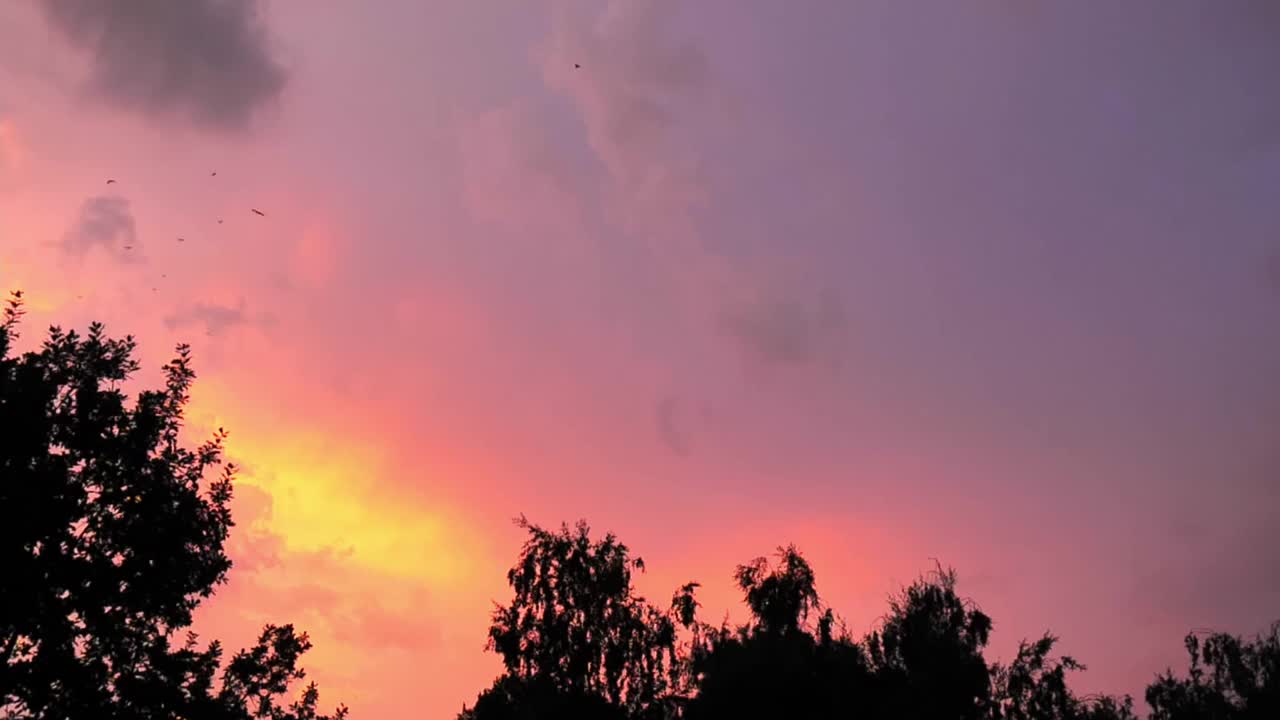 延时雷云。雨云在天空中的移动视频素材