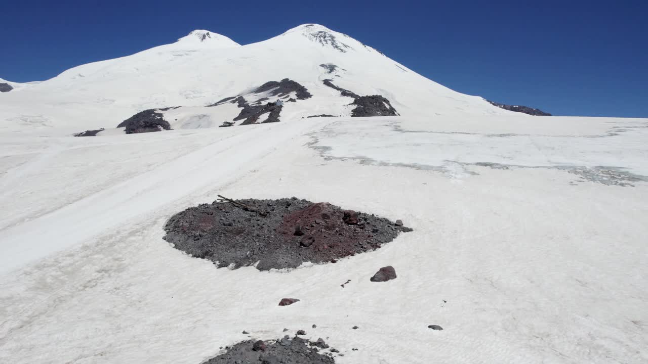 欧洲最高峰埃尔布鲁士山的空中上升镜头视频素材