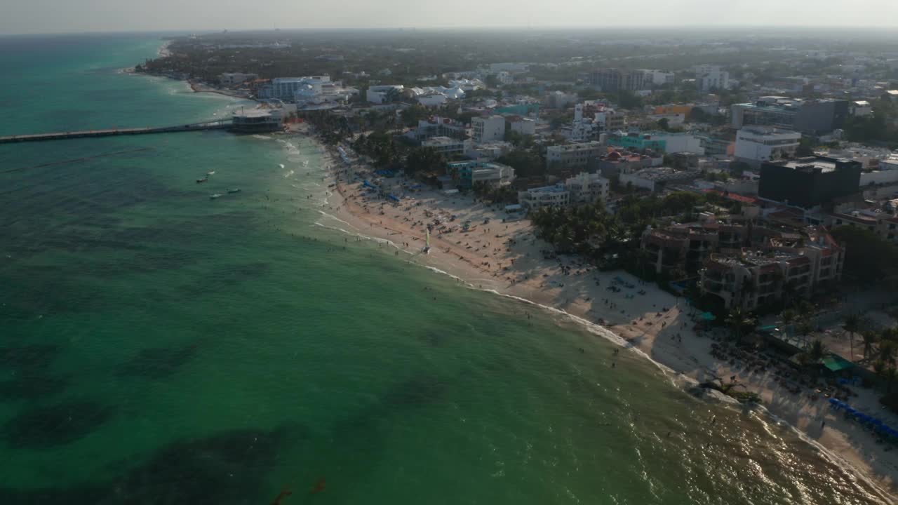 令人惊叹的空中海滩景观与码头，沙滩和酒店在加勒比海的海岸线。拿出枪视频素材