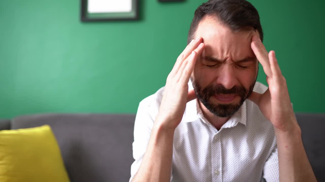 头痛欲裂的男人视频素材