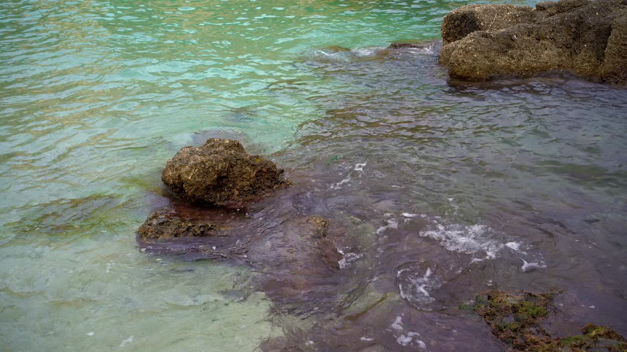 美丽的大海和岩石峭壁视频素材