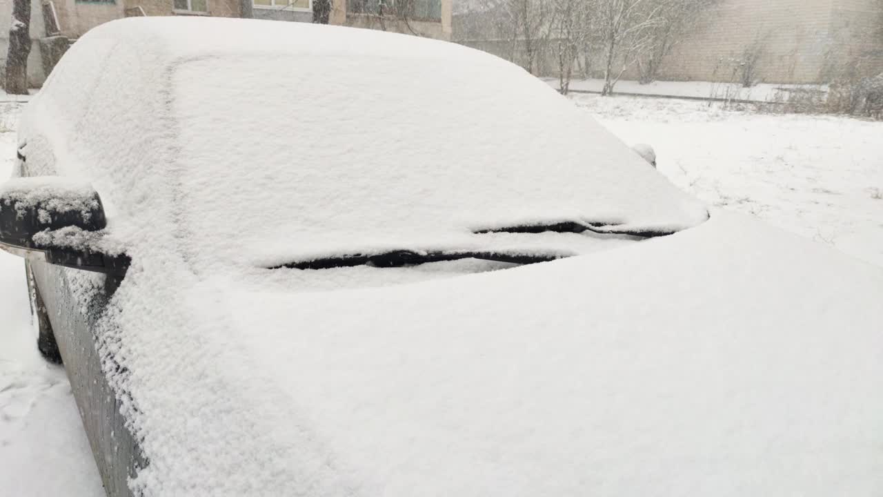 车停在积雪覆盖的地方视频素材