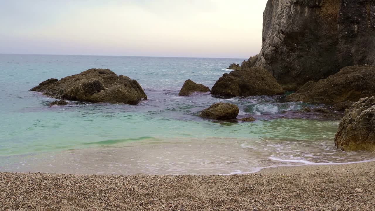 美丽的海滩和波浪形的大海视频素材