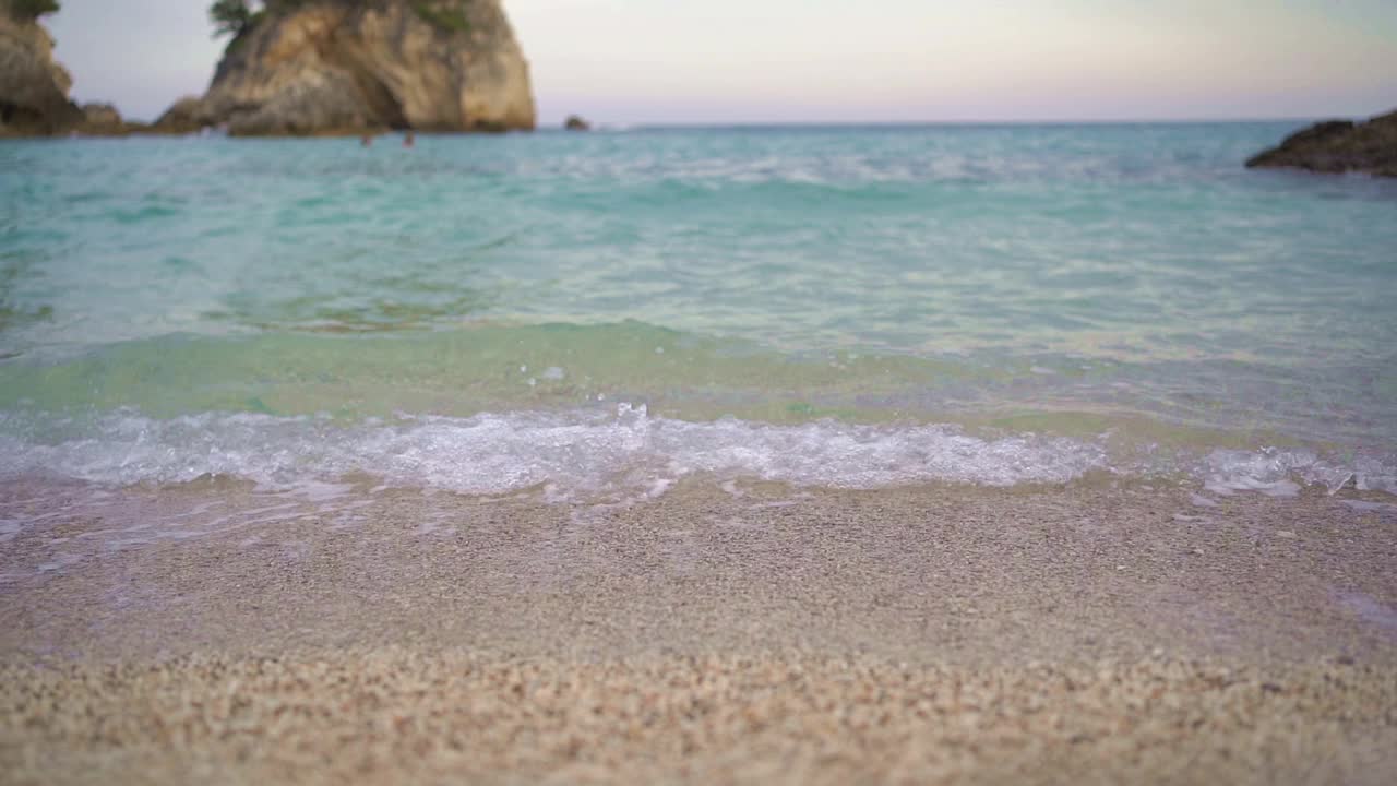 美丽的海滩和波浪形的大海视频素材