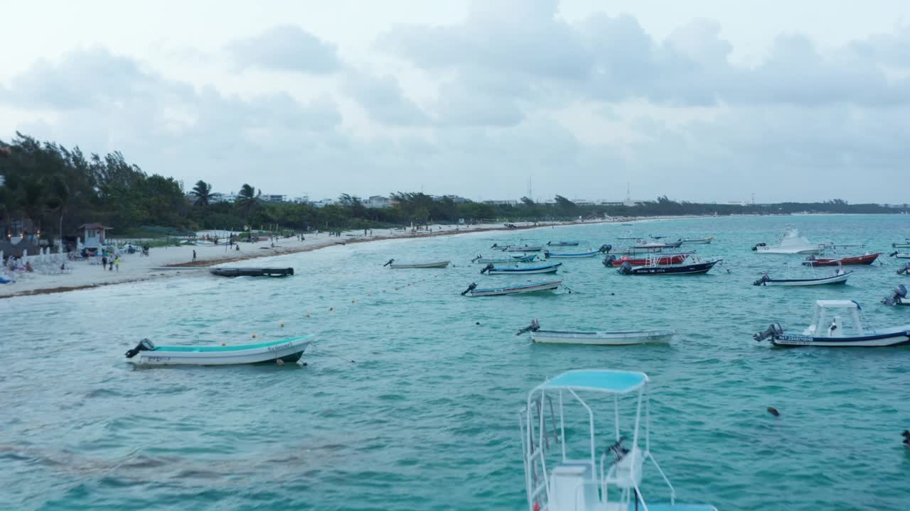 墨西哥卡门海滩，无人驾驶飞机在停泊船只上方飞行视频素材