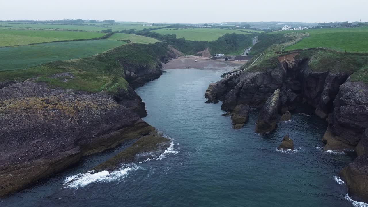 俯瞰沃特福德海岸。Ballymacaw湾海滩。悬崖边的自然美景和蓝色的大西洋。视频素材