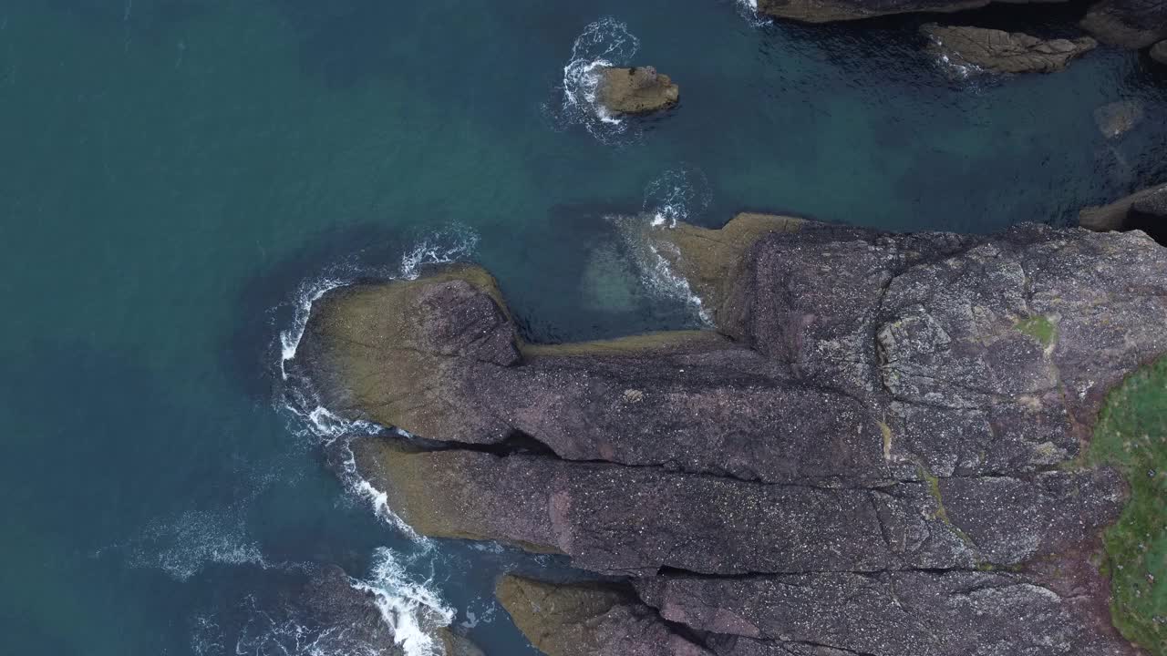 俯瞰岩石的漂亮形状。爱尔兰沃特福德海岸的无人机视频。库珀海岸地质公园。视频素材