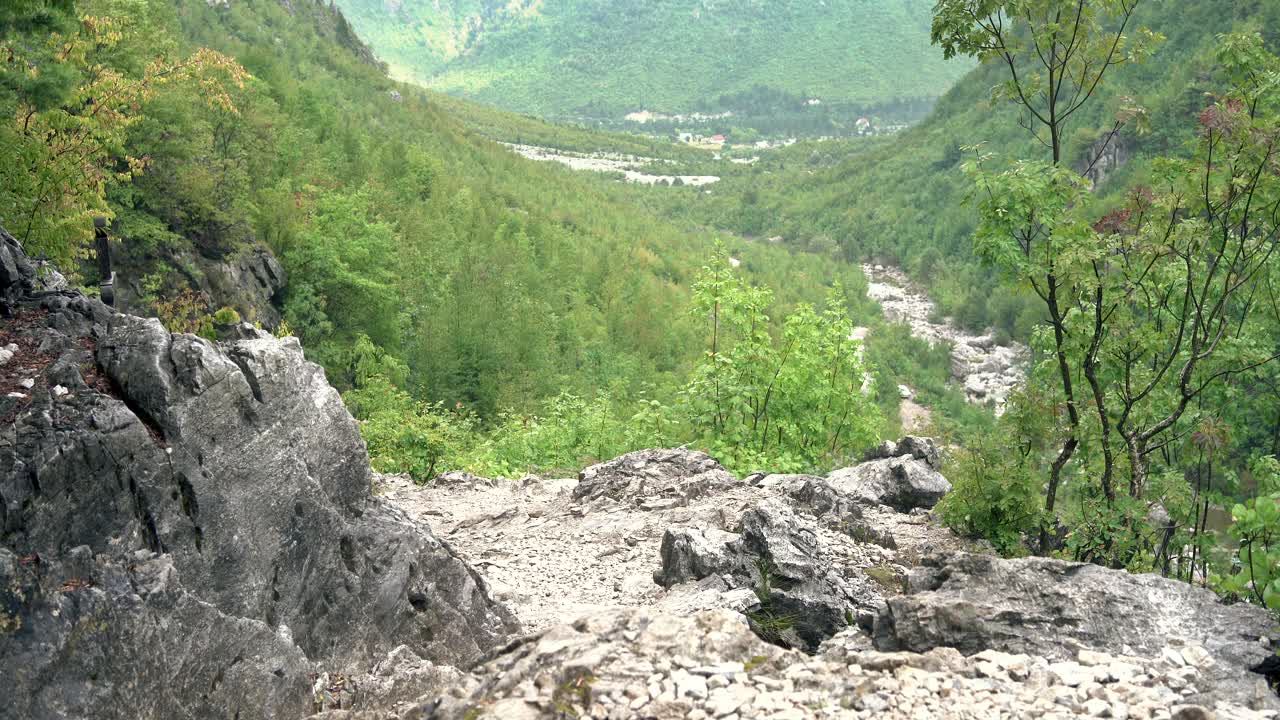 背着双肩包、拄着登山杖的徒步旅行者在落基山脉中行走。视频下载