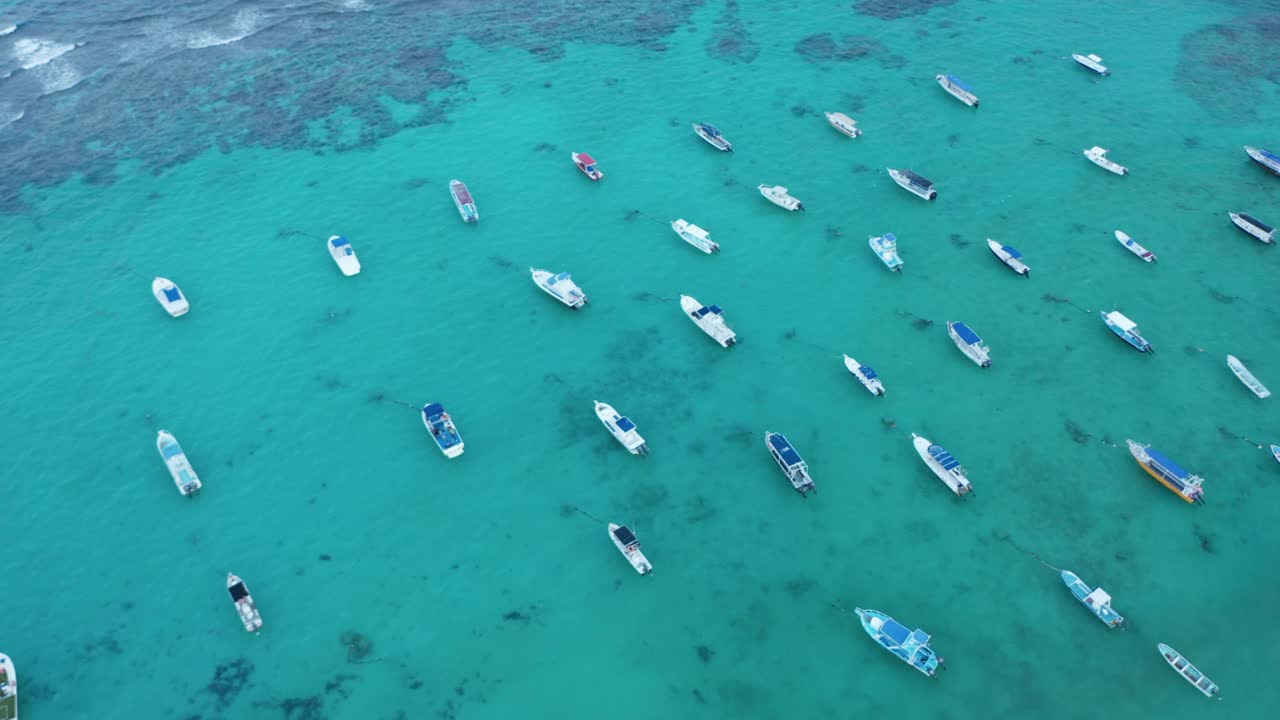 从上往下看，船停泊在蓝绿色的水中视频素材