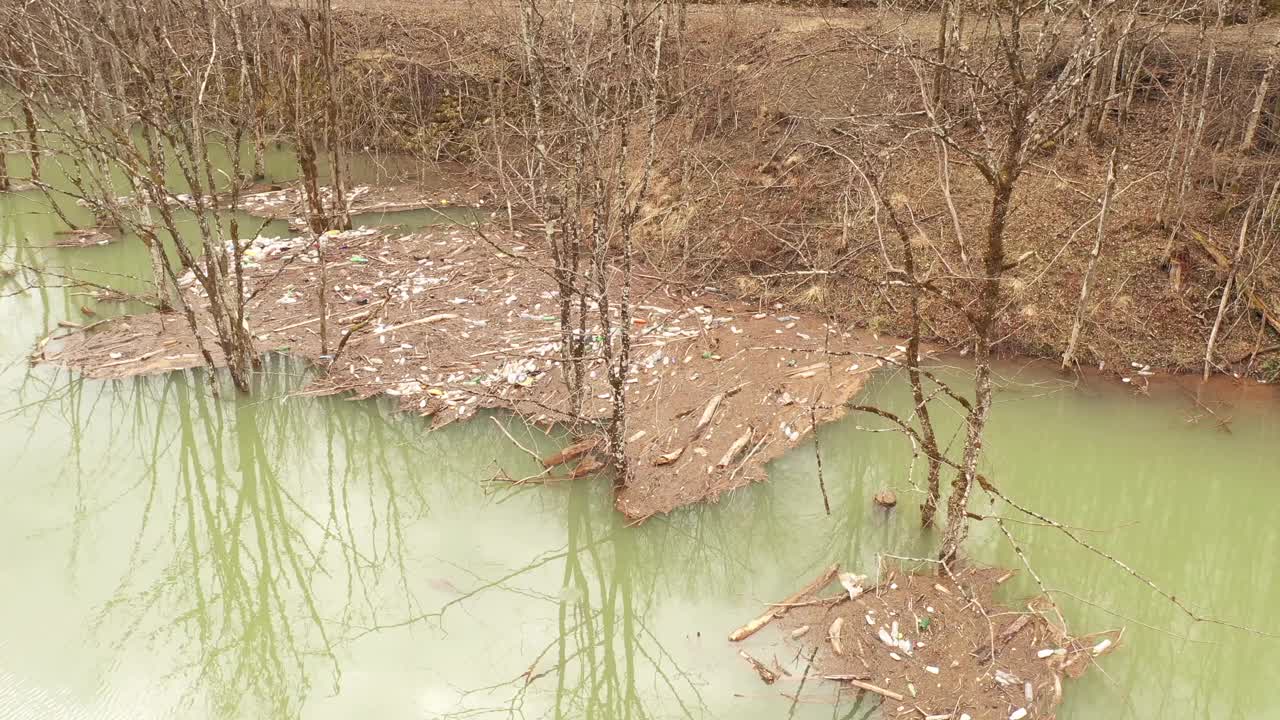 被垃圾污染的河流视频素材