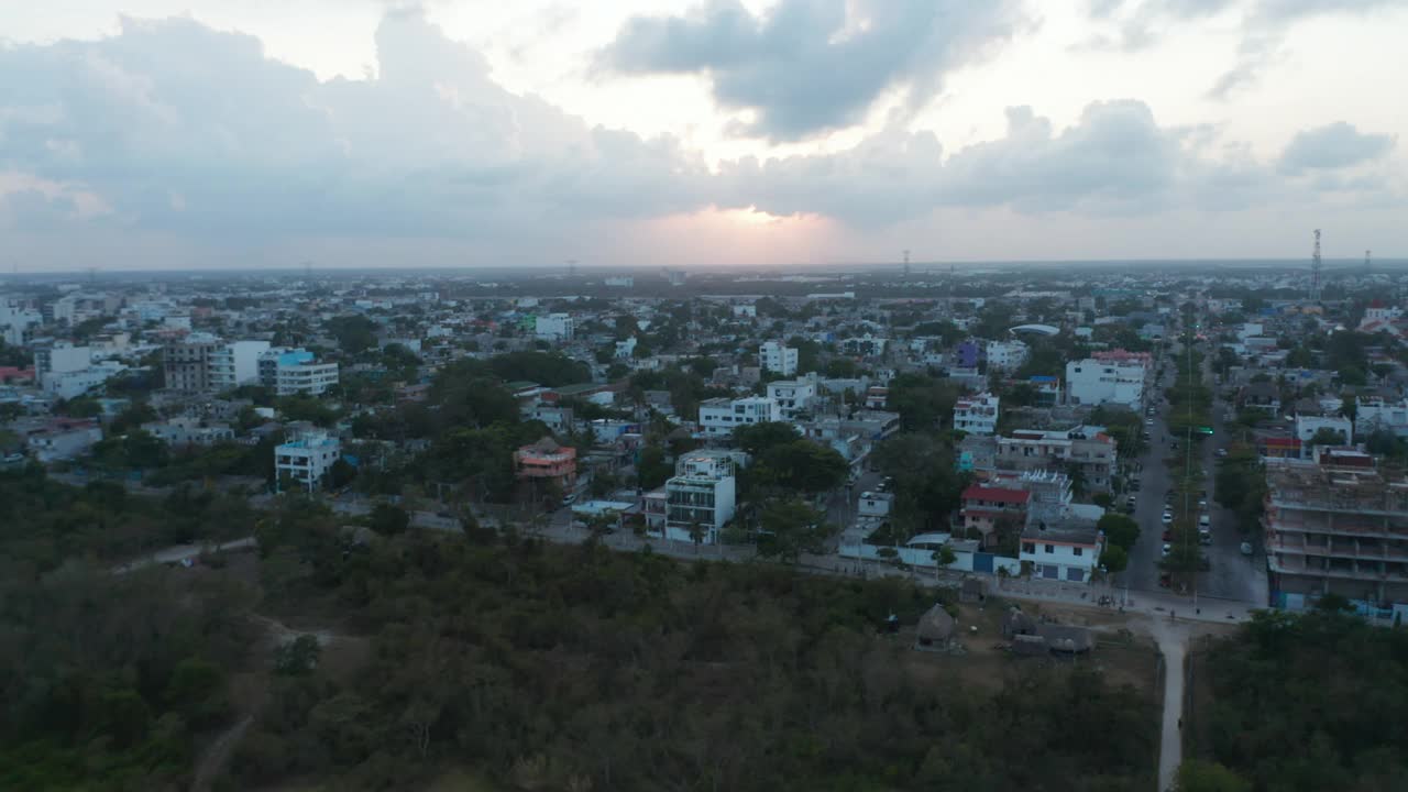 普拉亚德尔卡门，墨西哥的空中城市景观。在多层建筑、酒店和居民区上空飞行视频素材