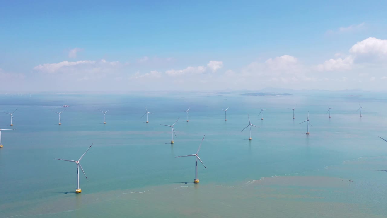 阳光明媚的海上风电场鸟瞰图视频素材