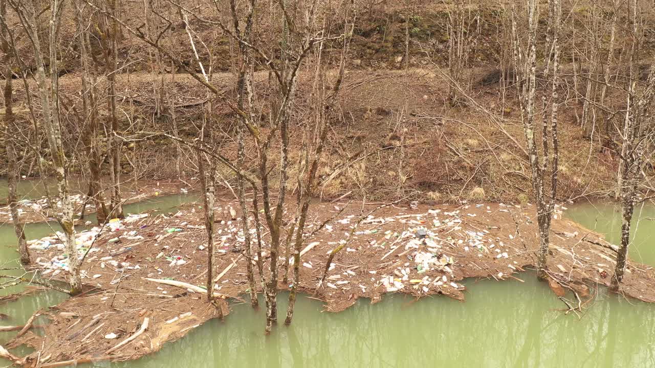 被垃圾污染的河流视频素材