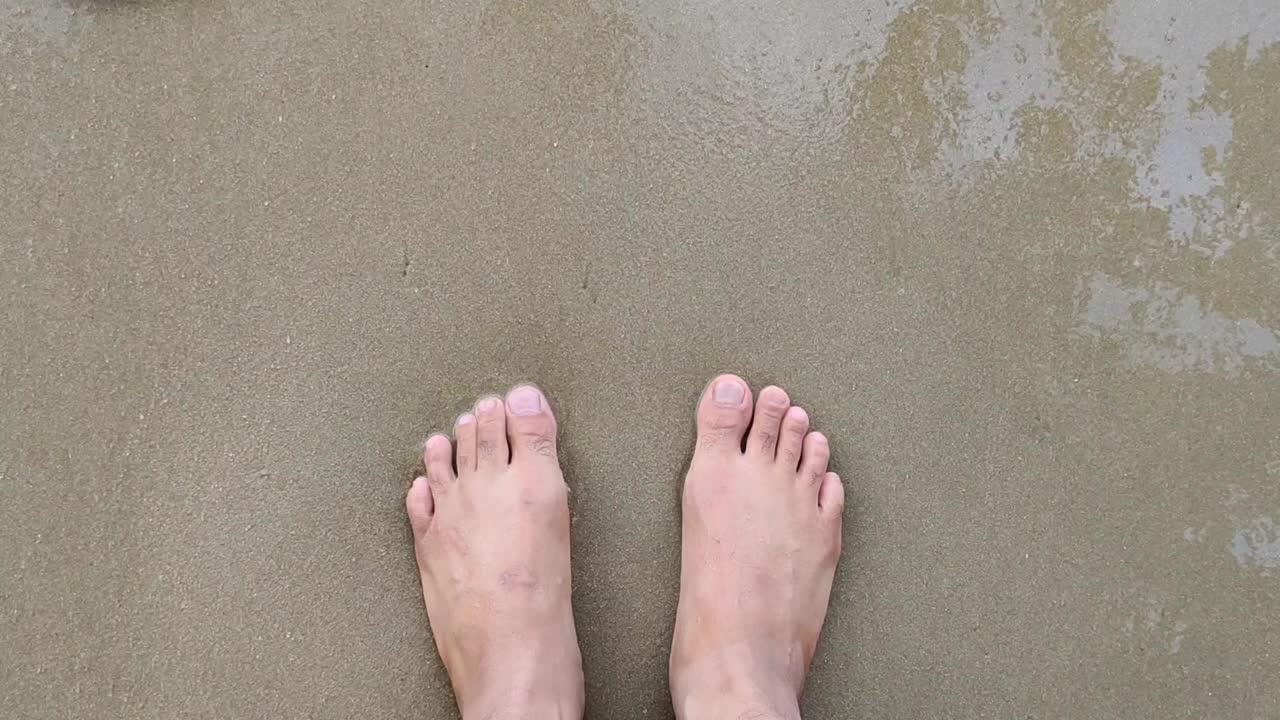 腿在海水里视频素材