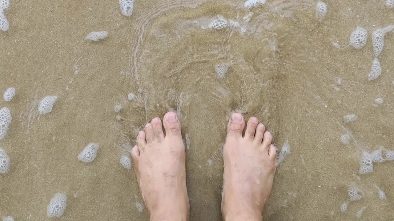 腿在海水里视频素材