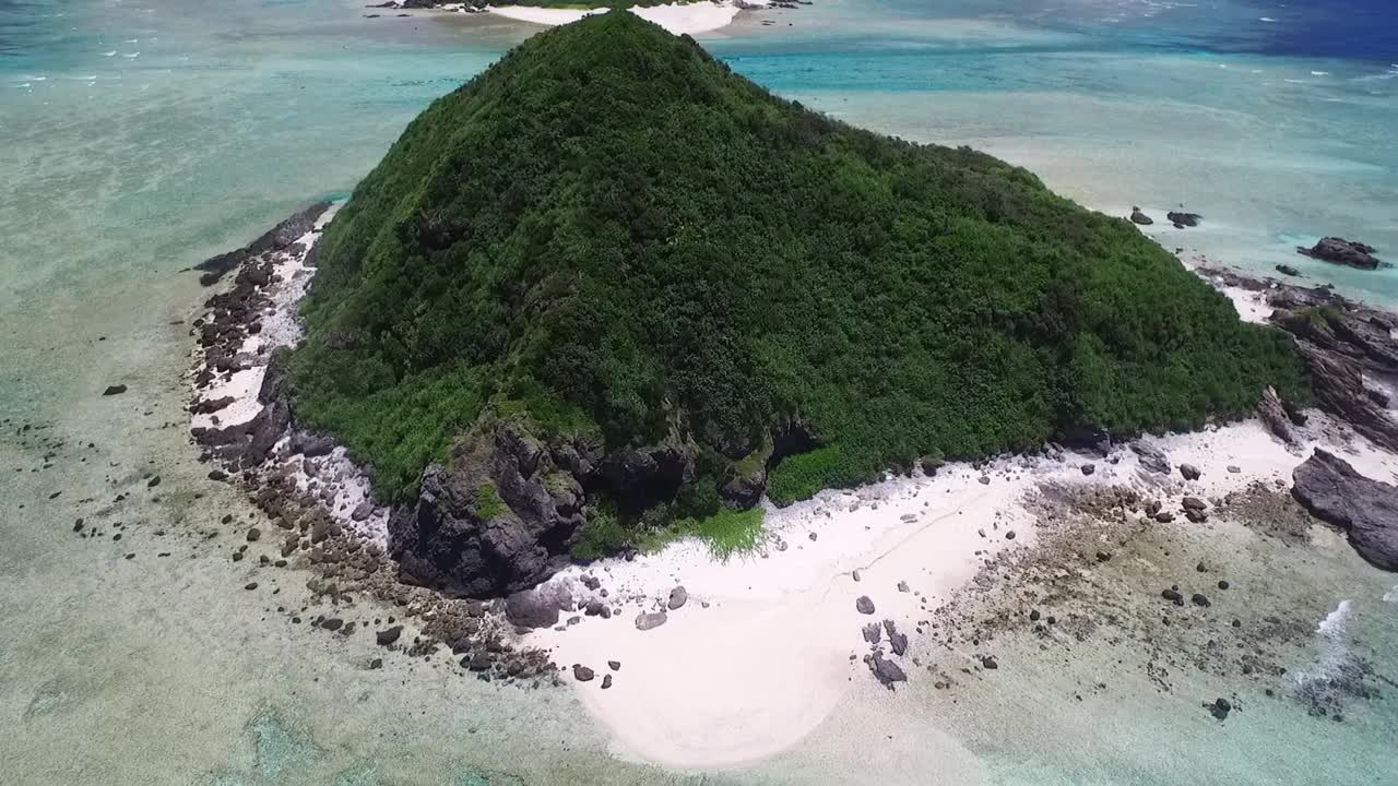 飞越原始的无人居住的冲绳岛视频素材