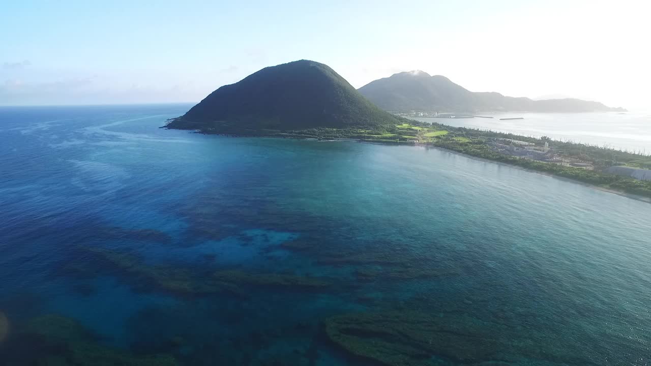 俯瞰冲绳岛伊海谷的天堂岛山脉视频素材