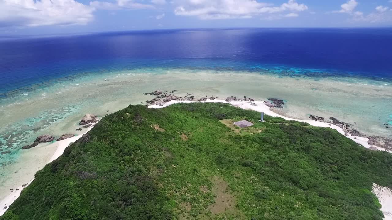 飞越原始的无人居住的冲绳岛视频素材