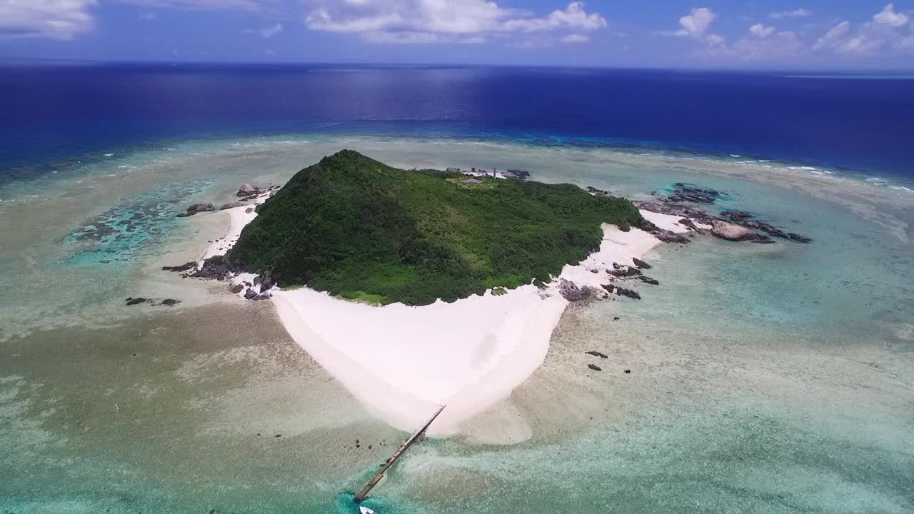 飞越原始的无人居住的冲绳岛视频素材