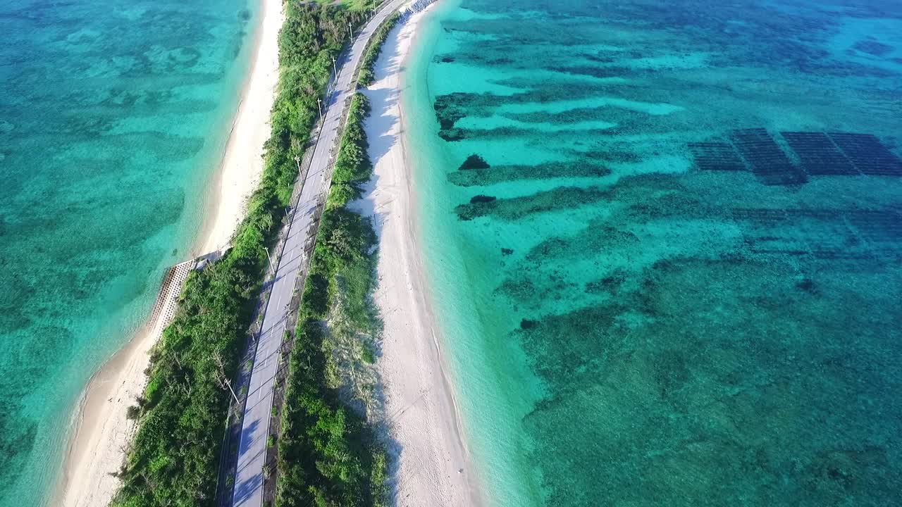 在冲绳岛伊平也岛的狭窄道路上飞行视频素材