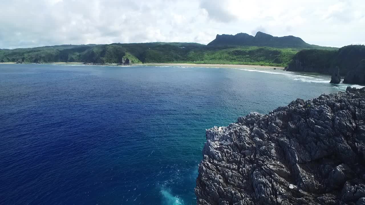 空中无人驾驶飞机在冲绳顶端的河东角附近的景象视频素材