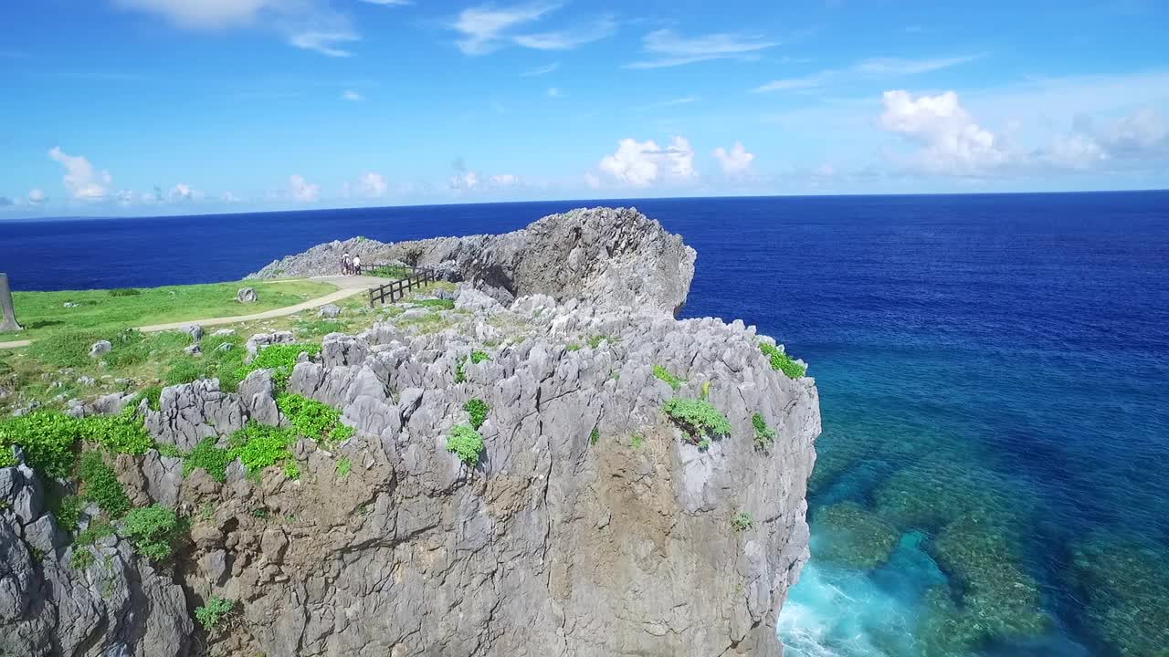 空中无人驾驶飞机在冲绳顶端的河东角附近的景象视频素材