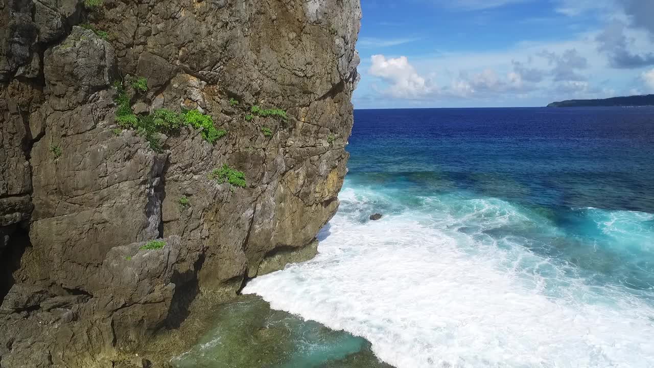 空中无人驾驶飞机在冲绳顶端的河东角附近的景象视频素材