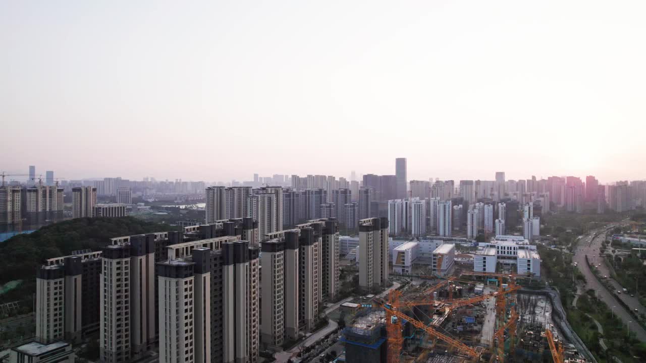 使用起重机在市区建造住宅建筑视频素材