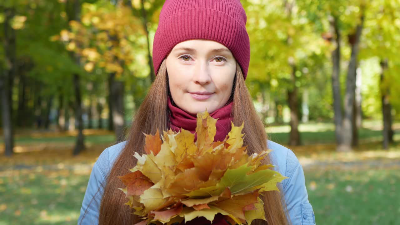 红发美女手捧枫叶花束视频素材