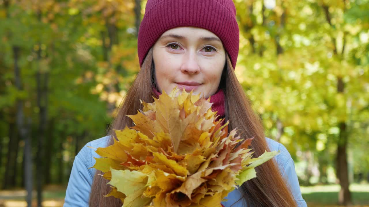 红发美女手捧枫叶花束视频素材