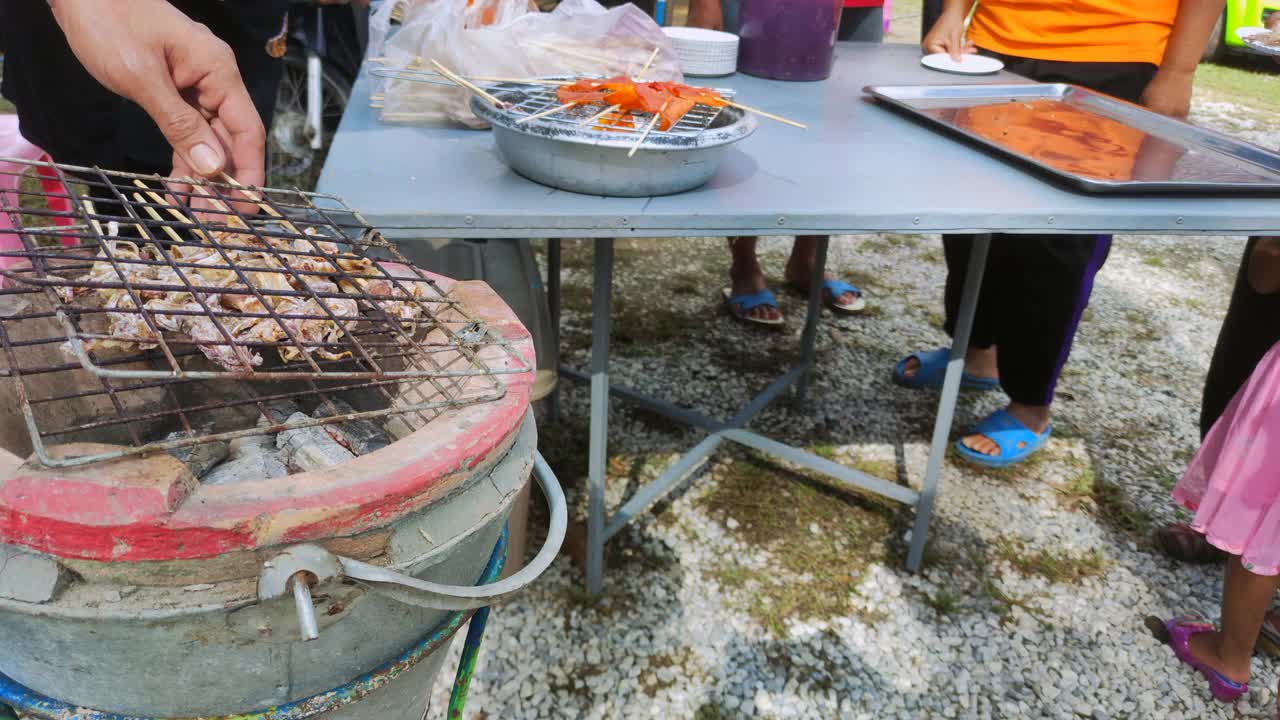 烧烤干海鲜在街头食物慢动作视频素材